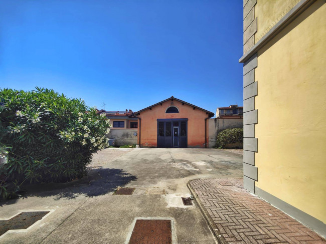 Locale commerciale in affitto a Sesto Fiorentino