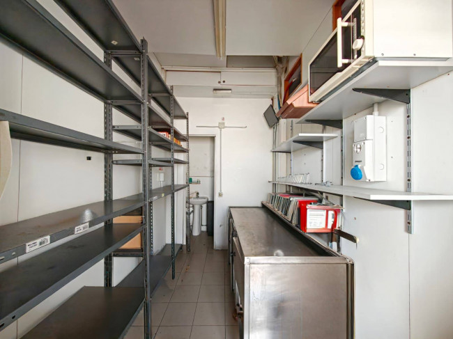 Locale commerciale in vendita a Sesto Fiorentino