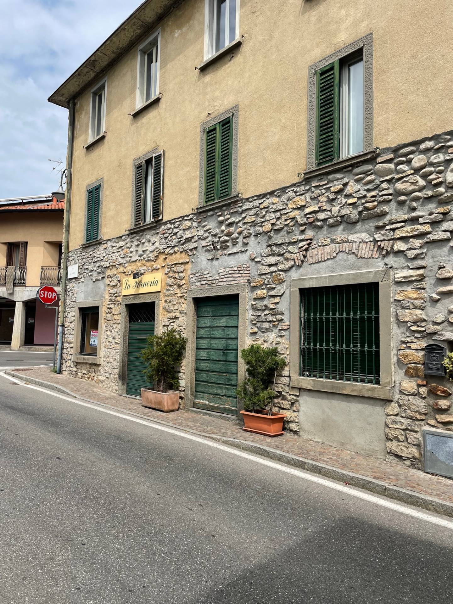 Negozio in vendita a Almenno San Salvatore (BG)