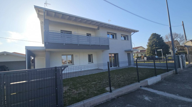 Villetta bifamiliare in affitto a Azzano Decimo