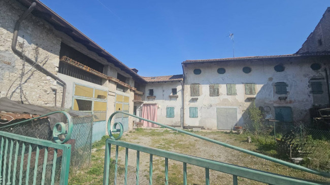 Rustico in vendita a Roveredo in Piano