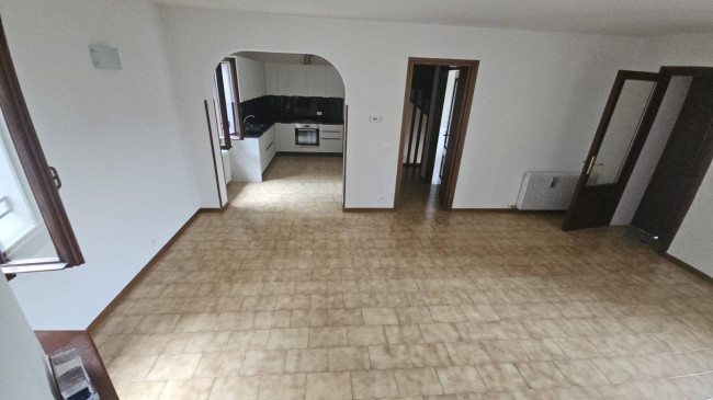 Edificio residenziale in affitto a Caneva