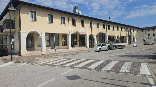 Locale commerciale in vendita a Roveredo in Piano