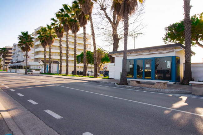 Locale commerciale in vendita a Alba Adriatica
