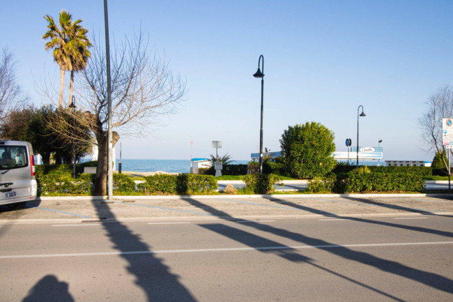 Locale commerciale in vendita a Alba Adriatica