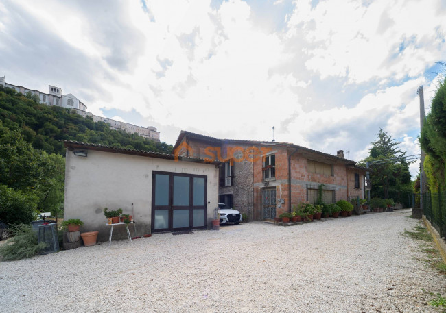 Porzione di Casa in vendita a Assisi