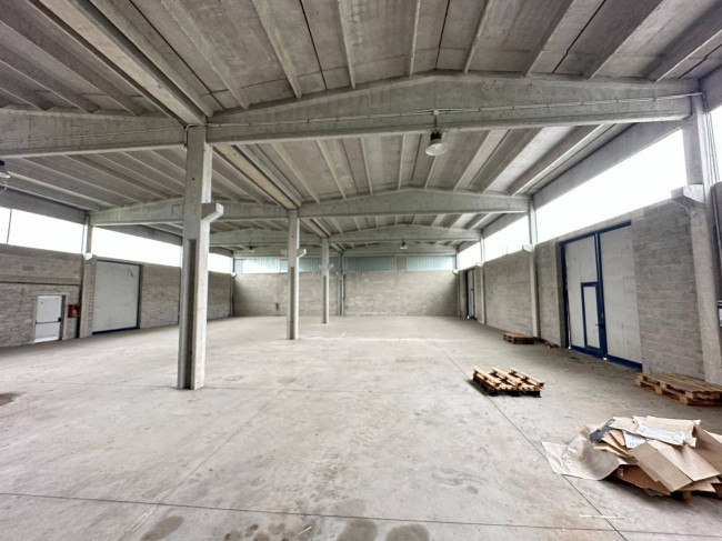 Capannone in vendita a Bornasco