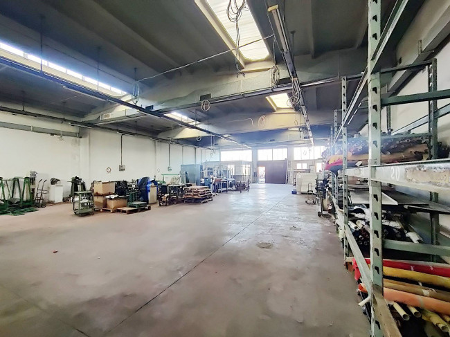 Locale commerciale in vendita a Rozzano