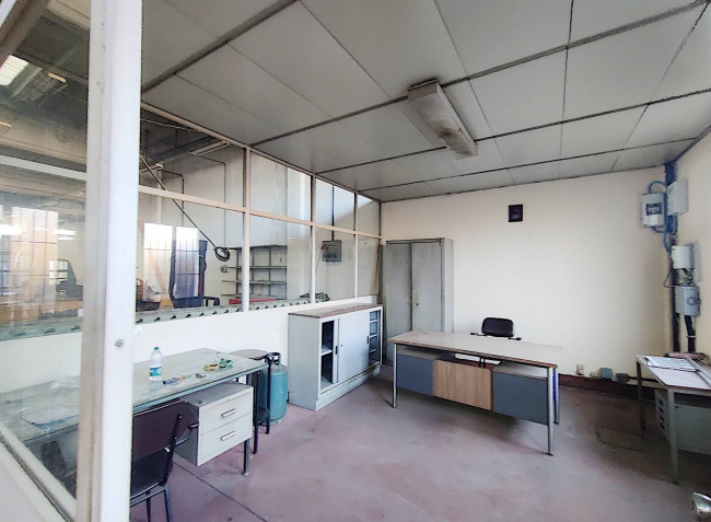 Locale commerciale in vendita a Rozzano