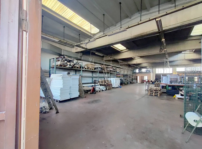 Locale commerciale in vendita a Rozzano