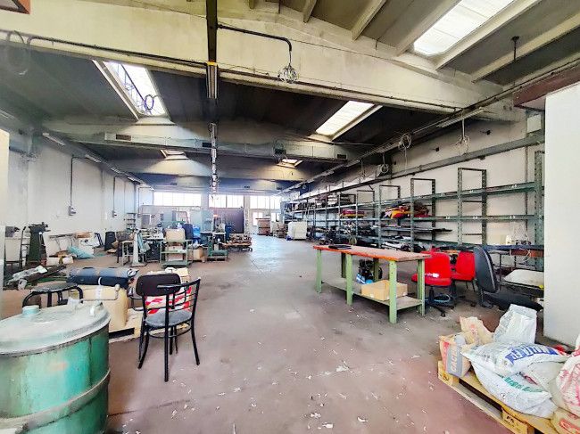 Locale commerciale in vendita a Rozzano