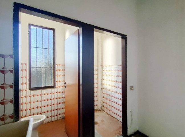 Locale commerciale in vendita a Rozzano