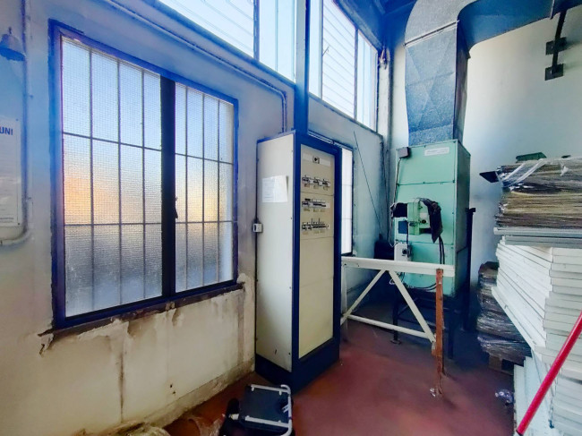 Locale commerciale in vendita a Rozzano