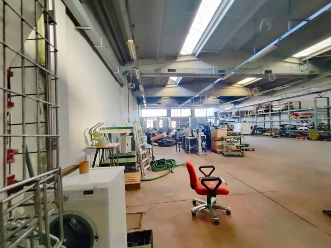 Locale commerciale in vendita a Rozzano