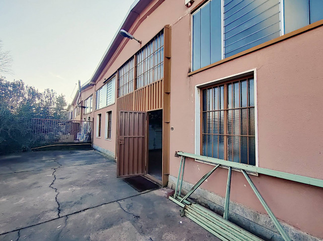 Locale commerciale in vendita a Rozzano