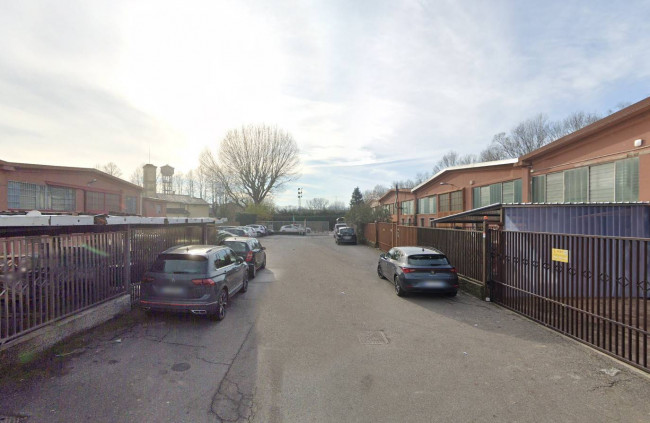 Locale commerciale in vendita a Rozzano