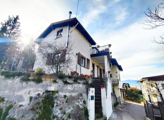 Casa singola in vendita a Laveno-Mombello