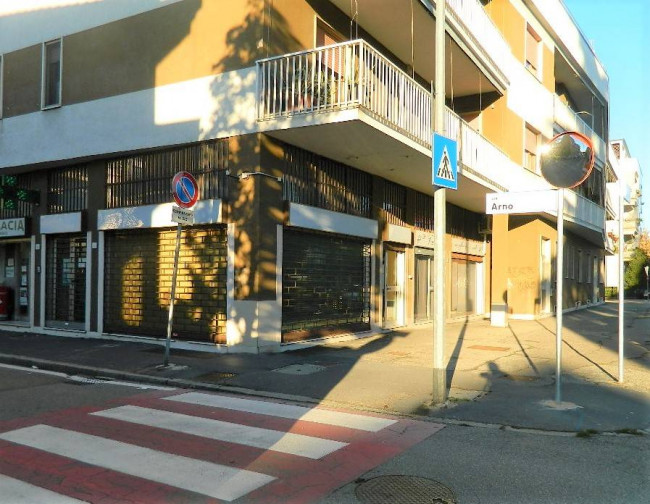 Locale commerciale in vendita a Rozzano