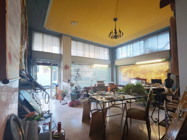 Locale commerciale in vendita a Rozzano