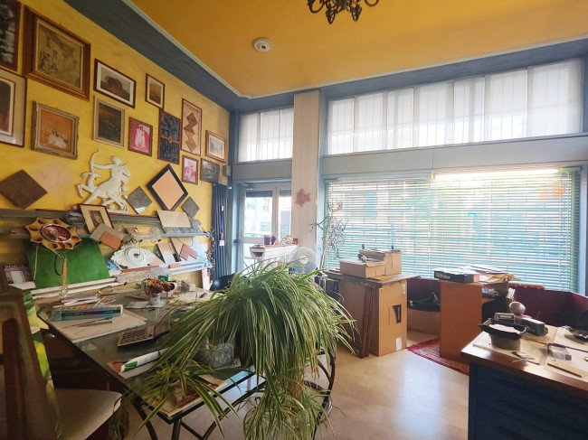 Locale commerciale in vendita a Rozzano