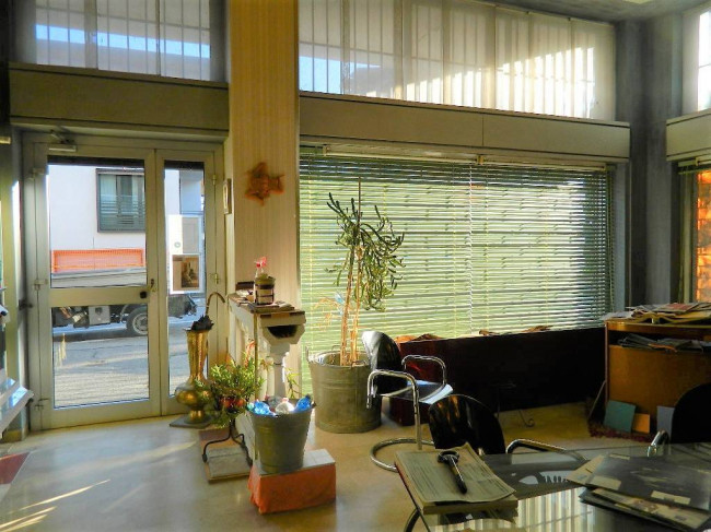 Locale commerciale in vendita a Rozzano
