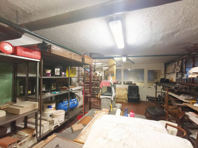 Locale commerciale in vendita a Rozzano