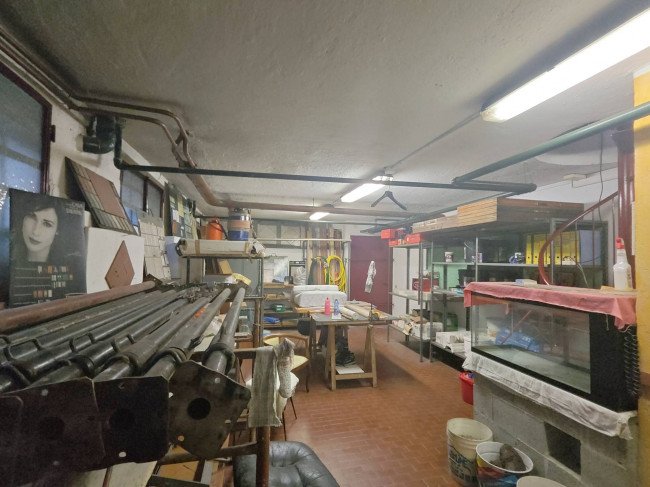Locale commerciale in vendita a Rozzano