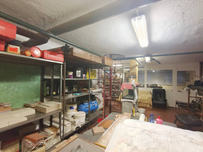 Locale commerciale in vendita a Rozzano