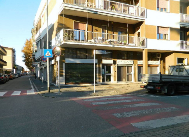 Locale commerciale in vendita a Rozzano
