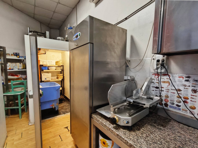 Attività commerciale in vendita a Melegnano