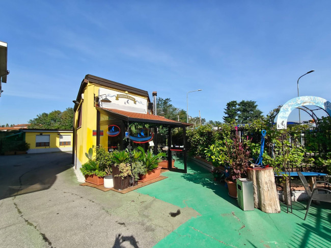 Attività commerciale in vendita a Melegnano