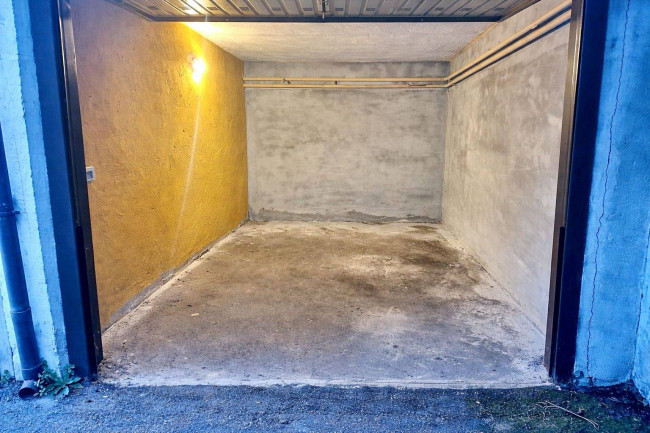 Box o garage in vendita a Opera