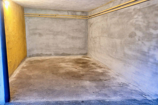 Box o garage in vendita a Opera