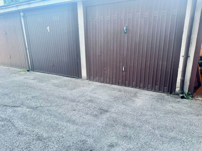 Box o garage in vendita a Opera