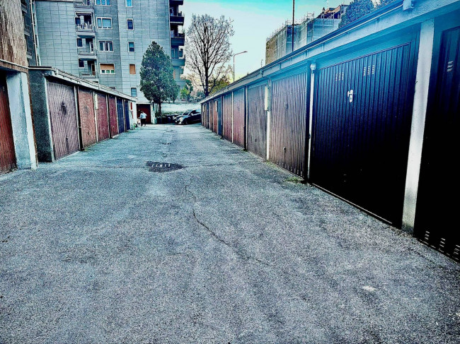 Box o garage in vendita a Opera