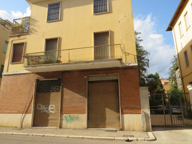 Locale commerciale in vendita a Terni