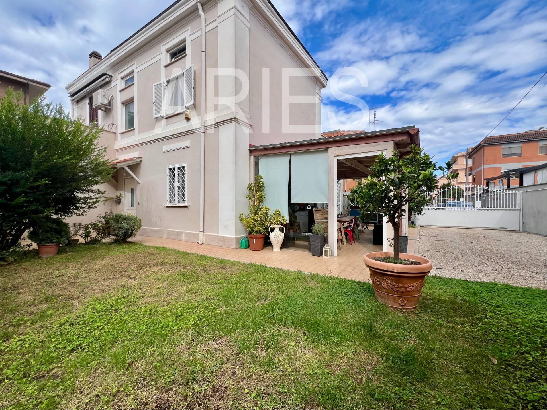 Villetta bifamiliare in vendita a Fiumicino