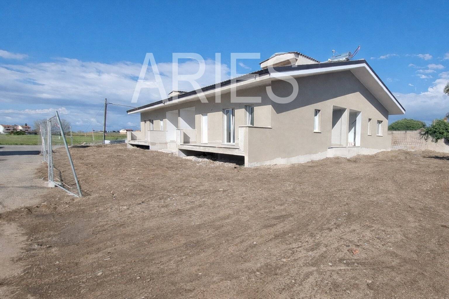 VILLA QUADRIFAMILIARE in vendita a Fiumicino