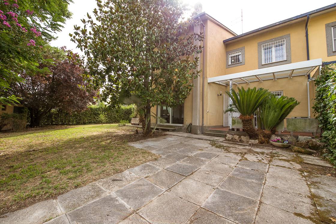 VILLA QUADRIFAMILIARE in vendita a Roma
