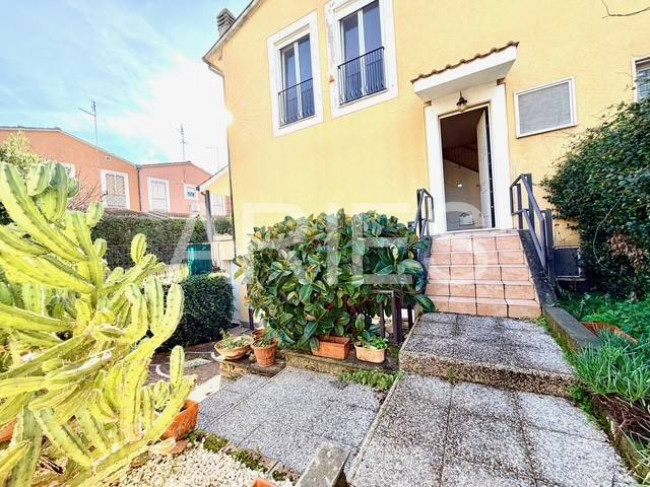 VILLA QUADRIFAMILIARE in vendita a Roma