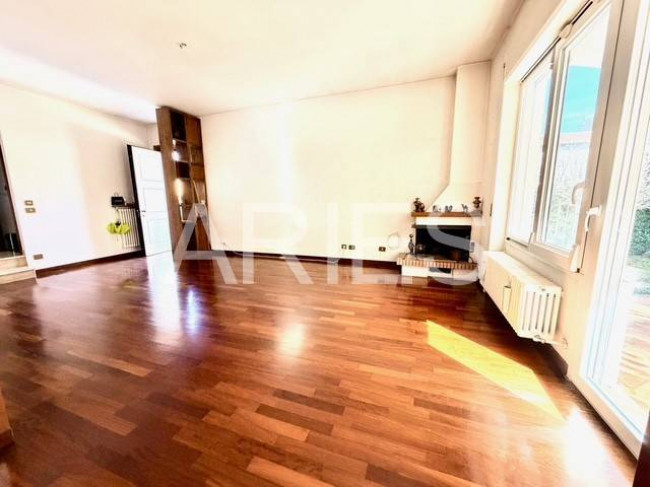 VILLA QUADRIFAMILIARE in vendita a Roma