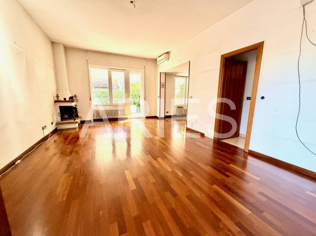 VILLA QUADRIFAMILIARE in vendita a Roma