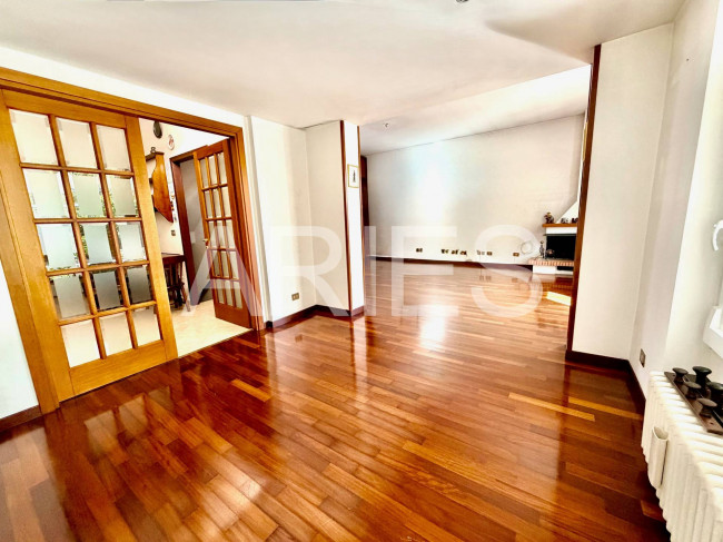 VILLA QUADRIFAMILIARE in vendita a Roma