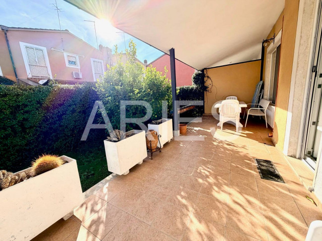 VILLA QUADRIFAMILIARE in vendita a Roma