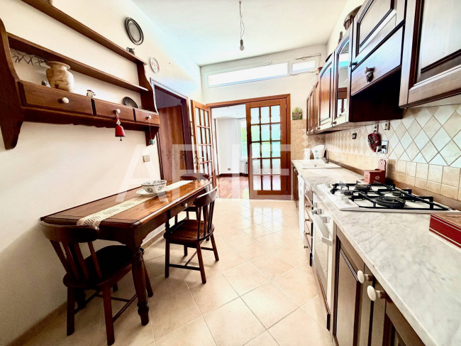 VILLA QUADRIFAMILIARE in vendita a Roma