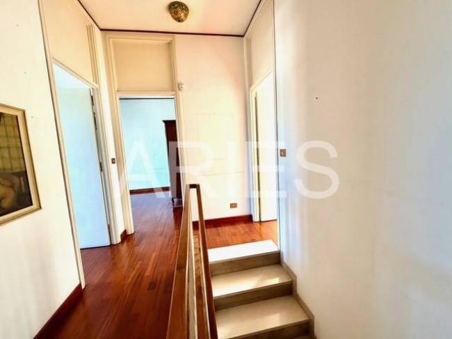 VILLA QUADRIFAMILIARE in vendita a Roma