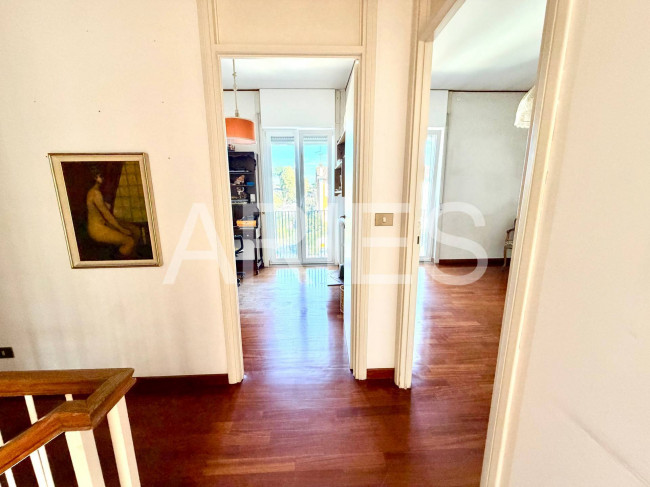 VILLA QUADRIFAMILIARE in vendita a Roma