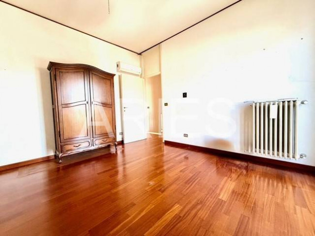 VILLA QUADRIFAMILIARE in vendita a Roma