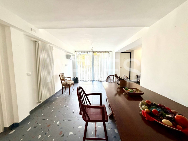 VILLA QUADRIFAMILIARE in vendita a Roma