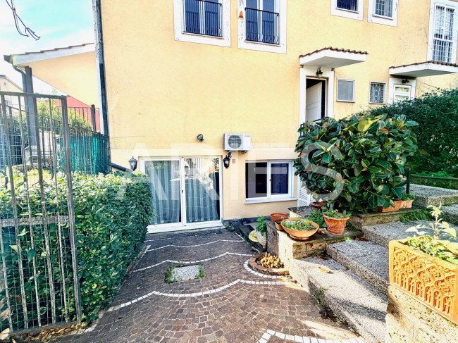 VILLA QUADRIFAMILIARE in vendita a Roma